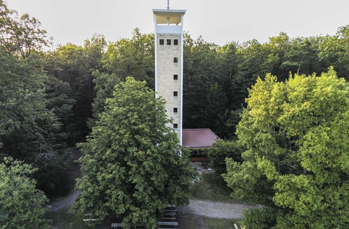 Der 469 Meter hohe Uhlberg ist mit seinem Turm, der Spielwiese, dem Kiosk und einem Grillplatz zu jeder Jahreszeit einen Ausflug wert. Wer die 127 Stufen zur Aussichtsplattform geht, wird mit einem herrlichen Ausblick über den Naturpark Schönbuch bis zur Schwäbischen Alb belohnt. Der Uhlbergturm ist über einen zwei Kilometer langen Fußweg vom Wanderparkplatz Uhlbergturm am südlichen Ortsende von Filderstadt-Plattenhardt zu erreichen.