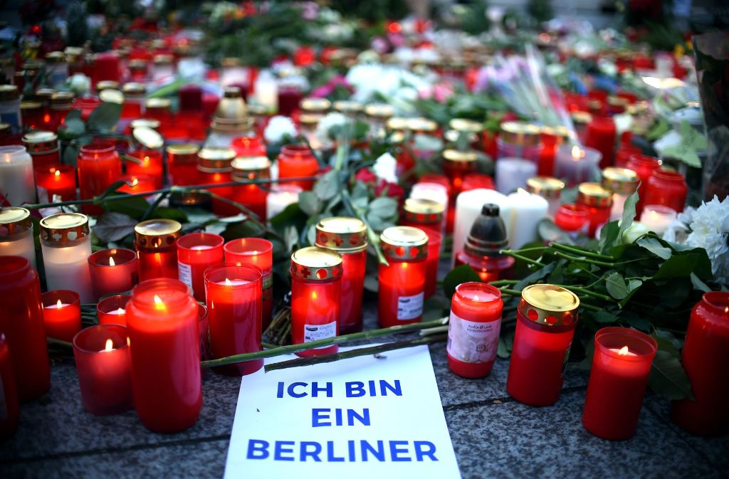 Um Solidarität zu zeigen, hat jemand das berühmte Zitat John F. Kennedys auf ein Schild geschrieben: „Ich bin ein Berliner.“