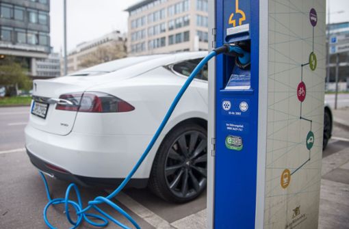 Umgerechnet mehr als 150 Gramm CO2 pro Kilometer emittiert ein Tesla, sagt die Studie. Foto: dpa