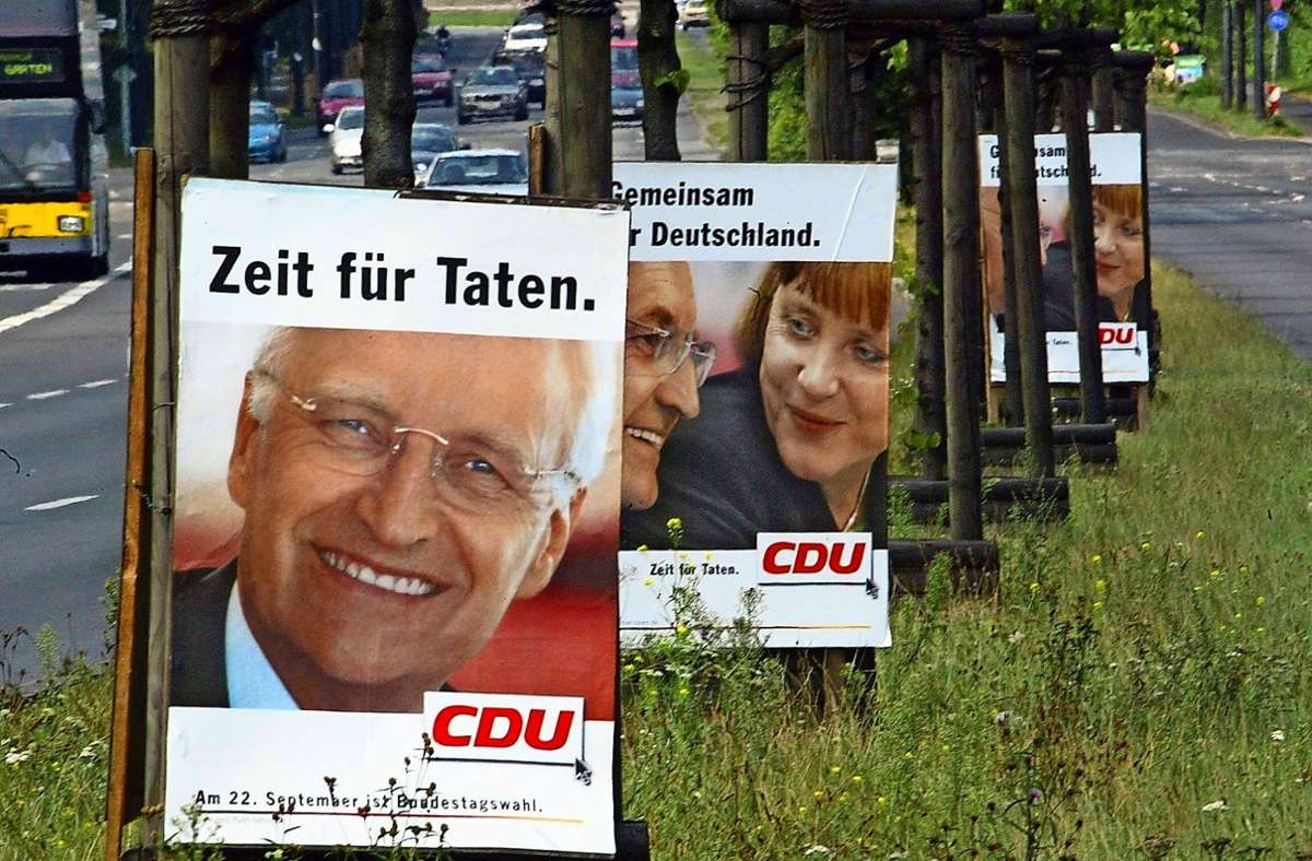 Bundestagswahl 2002: Stoiber tritt an, Merkel wartet ab – und zieht drei Jahre später ins Kanzleramt ein.