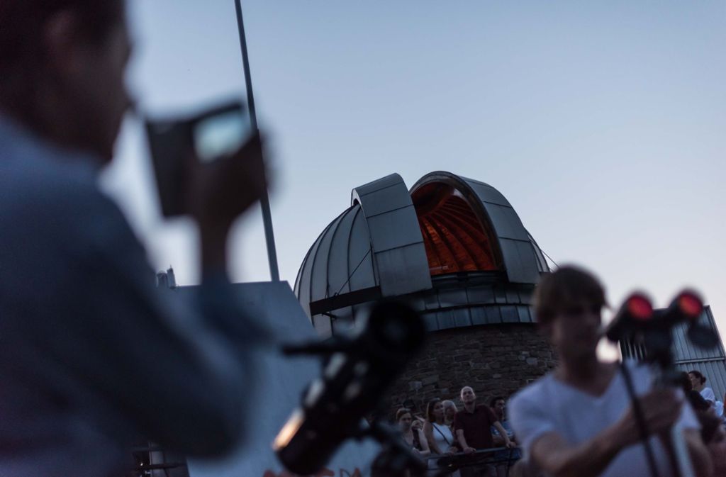 An der Sternwarte versuchen hunderte Menschen den Mond zu sehen.
