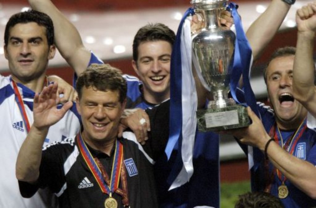 ... im Jahr 2004 den Europameistertitel holte. "Er ist ein Grieche für immer", titelte damals "Goal News". Rehhagel war als erster Ausländer „Grieche des Jahres“ und wurde zum Ehrenbürger Athens ernannt.
