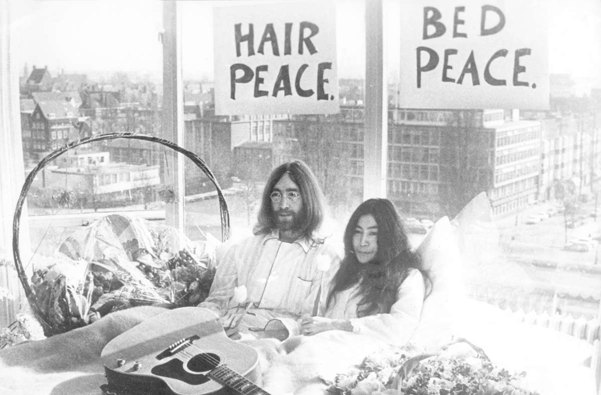 Das von Lennon in Montreal gebastelte „Bed Peace“-Pappschild geht 2011 bei Christie’s für umgerechnet 138 308 Euro weg.