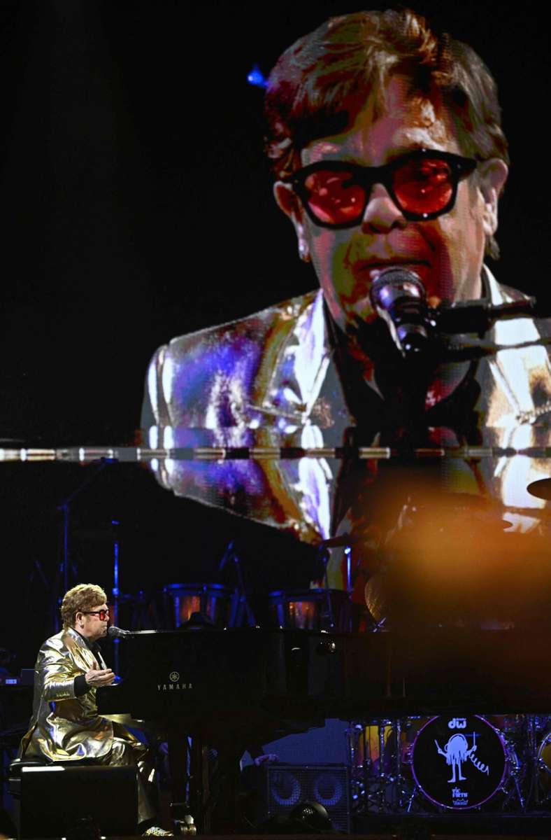 Elton John spielte am Piano seine größten Hits.