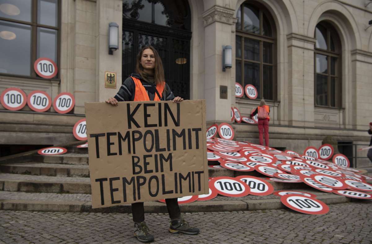500 Tempo-100-Schilder vor dem Bundesverkehrsministerium: Mit der Aktion wollten die Aktivisten erreichen, dass eine Geschwindigkeitsbeschränkung auf bundesdeutschen Autobahnen eingerichtet wird, um die CO2-Belastung zu verringern.