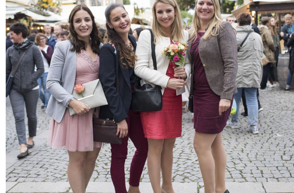Die Damen wagten sich auch bei niedrigen Temperaturen in High-Heels und Abendkleid auf die Open-Air-Veranstaltung in der Stuttgarter Innenstadt.
