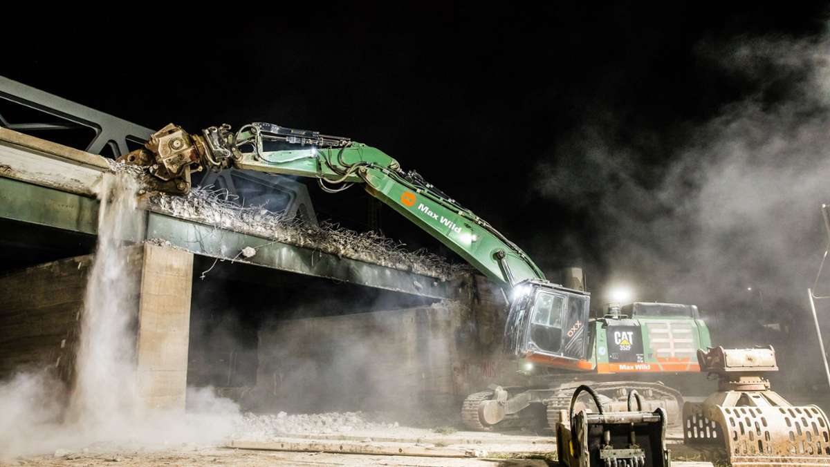 A8 bei Pforzheim gesperrt: Autobahnbrücke wird abgerissen
