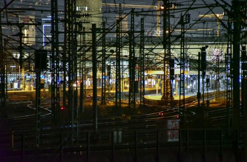 Das heutige Gleisvorfeld vor dem Hauptbahnhof will die Stadt überbauen. Möglich aber, dass darunter noch eine Bahnstation entsteht. Foto: Arnim Kilgus
