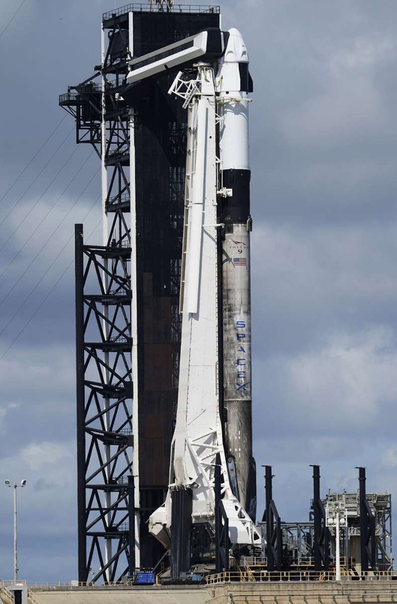 Das „Dragon“-Raumschiff wird von einer Falcon 9 Rakete in den Orbit geschoben. Dieser Raketentyp landet nach seinem Einsatz und wird wiederverwendet. Daher die schwarzen Verfärbungen, diese Rakete hat schon einige Einsätze hinter sich.