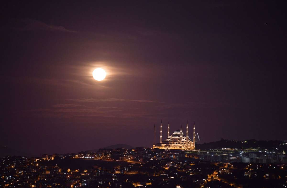 Der Vollmond leuchtet am Himmel über Istanbul.