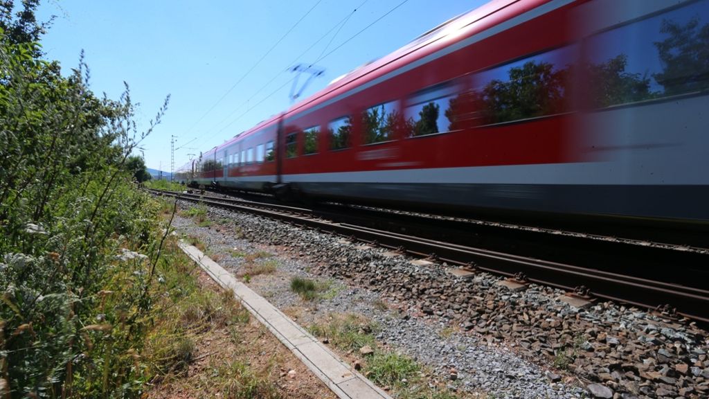 Panik im Zug: 22-Jähriger bedroht Bahnfahrer mit Messer