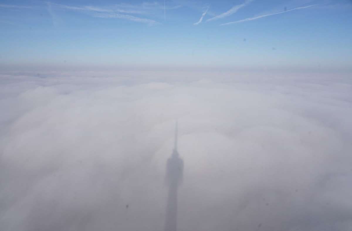 Der Fernsehturm spiegel sich im Nebel.