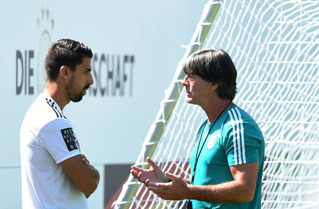 Sami Khedira (links) wurde von Joachim Löw nicht in den Kader des DFB-Teams berufen. Foto: AFP