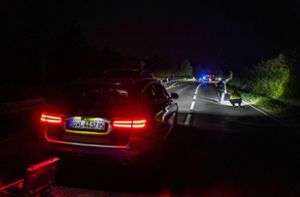 Mann stirbt nach Vorfall im Kreis Esslingen: Autofahrerin schleift 32-Jährigen auf Motorhaube mit