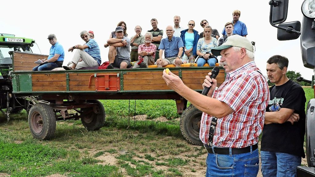 Felderrundfahrt in Stuttgart-Weilimdorf: Die Bauern stehen mit dem Rücken zur Wand