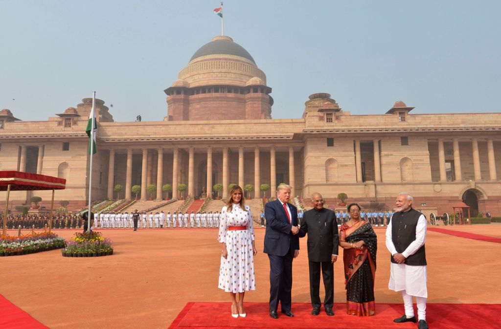 Auf dem roten Teppich vor dem Präsidentenpalast in Neu-Delhi – von links: Melania Trump, Donald Trump, Indiens Präsident Ram Nath Kovind, dessen Frau Savita Kovind und Premierminister Narendra Modi