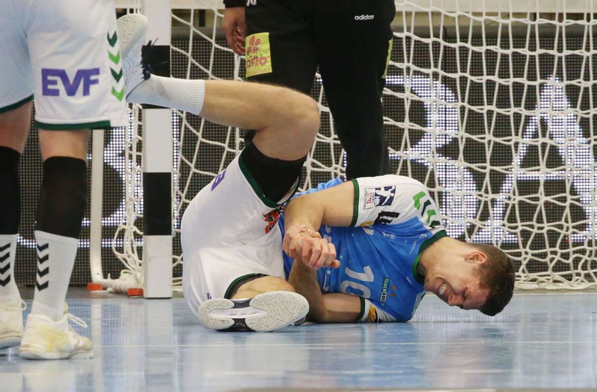 Nach einem Foul von Evgeni Pevnov lag Sebastian Heymann am Boden.