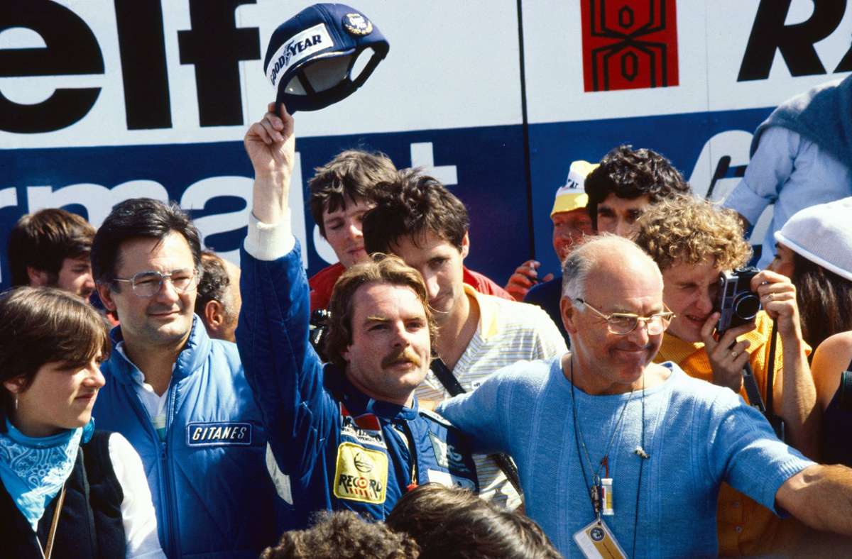 Nun wurde der Erfolg zum Wegbegleiter des Williams-Teams: Mit Sponsorengeldern von Saudia wird Keke Rosberg (Mi.) 1982 Weltmeister. Dafür reicht ein einziger Sieg beim Grand Prix der Schweiz im französischen Dijon-Prenois.