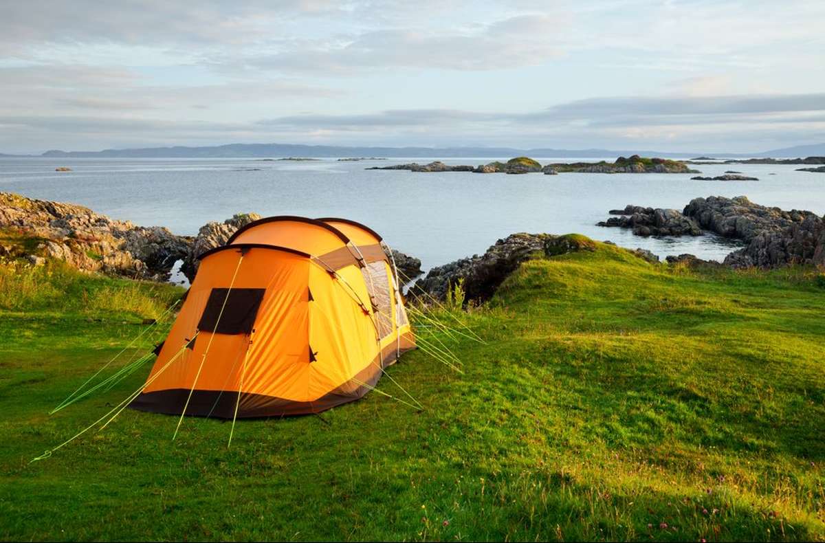 Camping an der schottischen Küste.