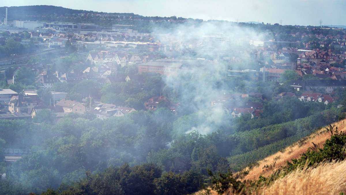 Brand-in-Zuffenhausen-Gartenh-tte-brennt-ab-Rauch-weithin-sichtbar