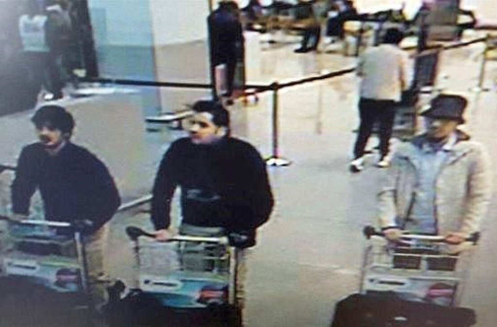 Der Sender VRT hat ein Bild mit drei Männern veröffentlicht, auf dem auch der Terrorverdächtige (rechts) zu sehen war, nach dem die Polizei fahndet.