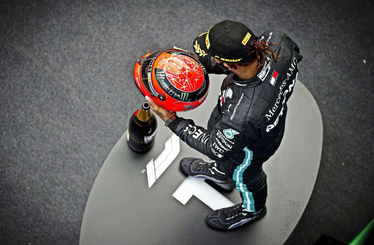 Lewis Hamilton hält den Helm von Michael Schumacher in den Händen und ist ergriffen von der Geste des Sohnes des Rekordweltmeisters. Foto: imago/Zak Mauger