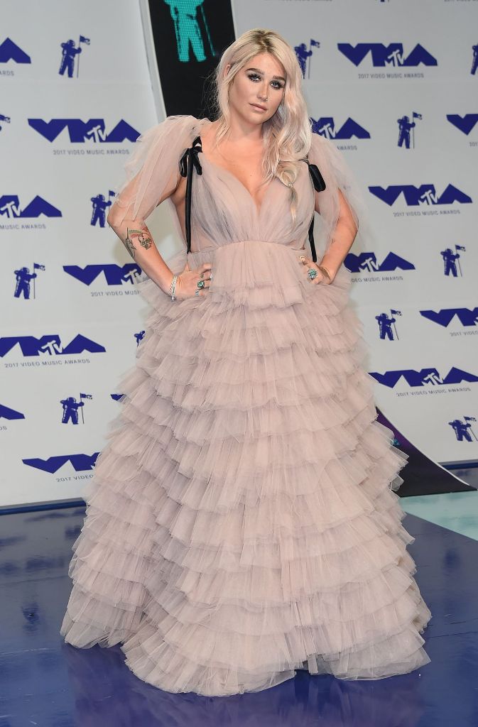 Auch Sängerin Kesha glänzte in einem bauschigen Kleid in Altrosa.