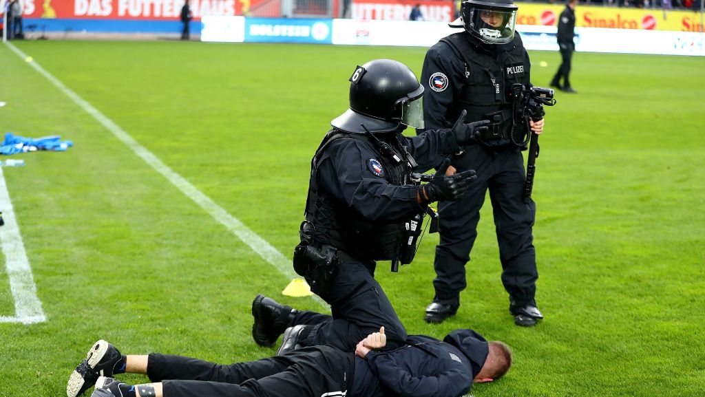 Vor St.-Pauli-Spiel: Polizei und Spieler stoppen Holstein-Kiel-Chaoten