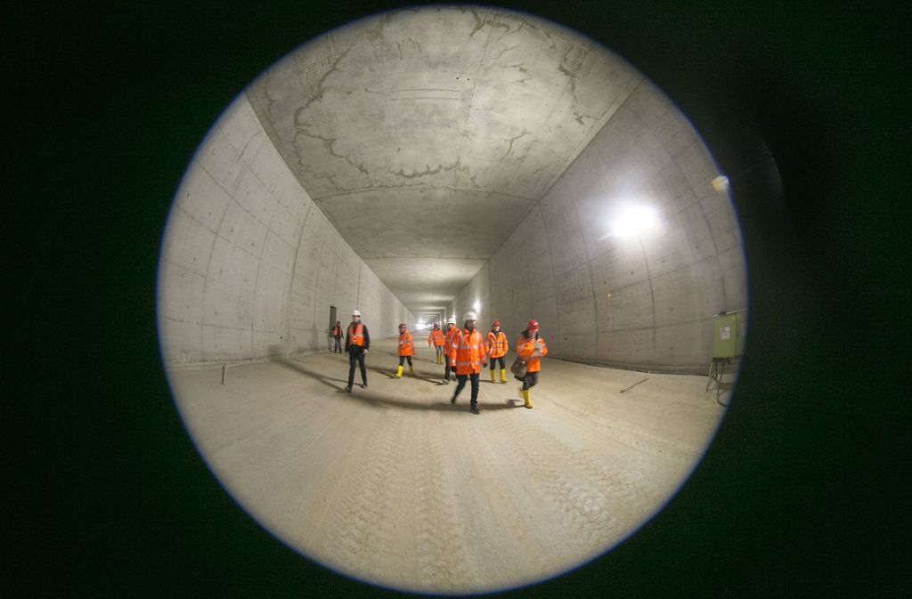 Die gigantische Unterführung der A 8 ist im Gegensatz zu anderen Tunnelröhren nicht rund, sondern dank Bodenplatte, Seitenwänden und Decke viereckig.