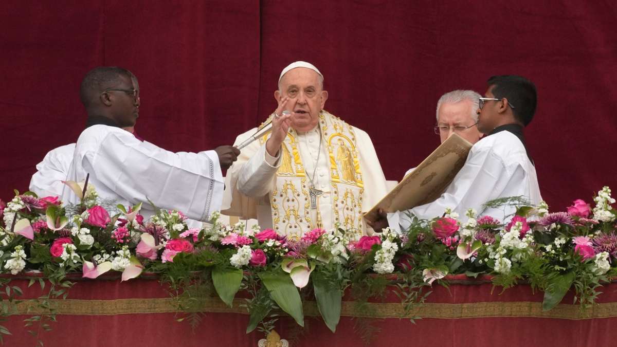 Papst Franziskus erteilt den Segen "Urbi et Orbi" von der zentralen Loge des Petersdoms.