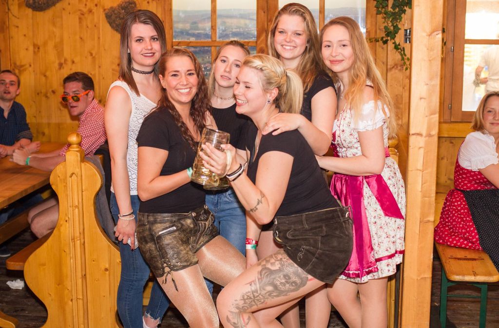 Im Partyzelt „Zum Wasenwirt“ auf dem Stuttgarter Frühlingsfest ging es am Sonntagabend hoch her. Mehr Bilder der Party gibt es in unserer Fotostrecke.