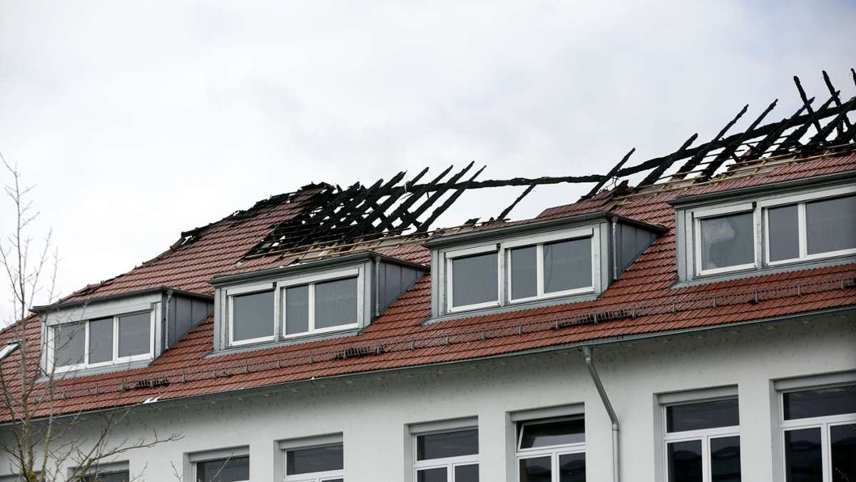  Nach dem Feuer bei Bosch Thermotechnik wird aufgeräumt. Die Fertigung startet am Montag wieder. 
