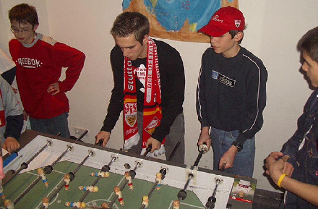 ... der heutige Nationalmannschaftkapitän Philipp Lahm (Mitte), der den Fanclub als VfB-Spieler im Jahr 2005 besuchte und am Kickertisch seinen Einsatz zeigte. Der Fanclub unternimmt viel, die Mitglieder ...