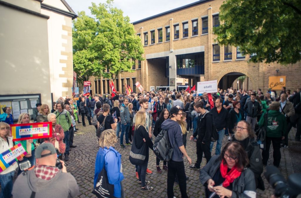Elf Demonstranten der Facebook-Gruppe „Fellbach wehrt sich“ sahen sich einer Vielzahl von Protestaktivisten gegenüber. Auch die Polizei war vor Ort.