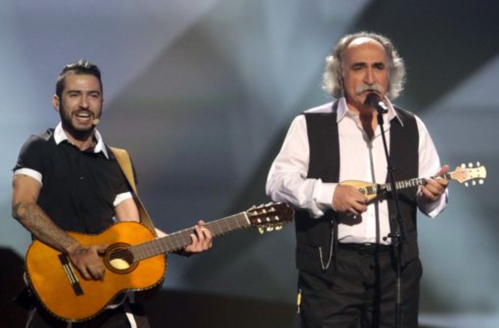 Die griechische Ska Band "Koza Mostra" und der Sänger Agathonas Iakovidis (rechts) proben ihren Song "Alcohol Is Free".