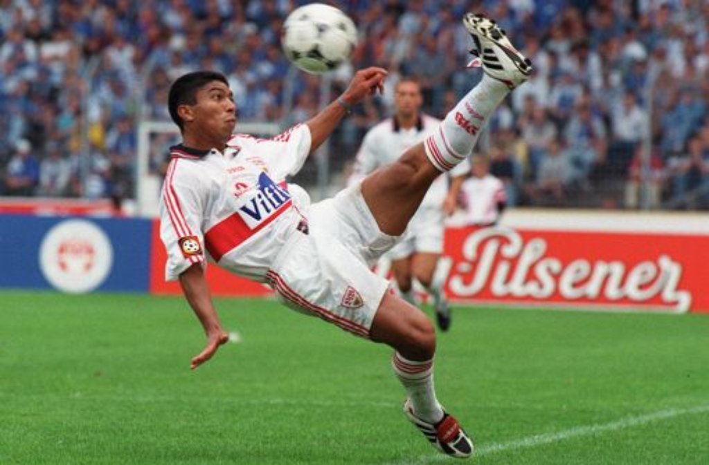 Einen Namen als ungewöhnlicher, akrobatischer und erfolgreicher Torjäger machte sich der Brasilianer Giovane Elber beim VfB Stuttgart: Elber steigerte seine Torquote in den Bundesligasaisons 1994/95, 1995/96 und 1996/97 von acht auf 16 und 17 Treffer. Zum Abschluss ...