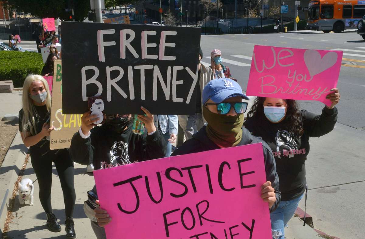 Dass die Sicht der „Free Britney“-Bewegung im Film viel Raum bekommt, liegt auch daran, dass kein Befürworter der Vormundschaftsregelung vor die Kamera wollte.