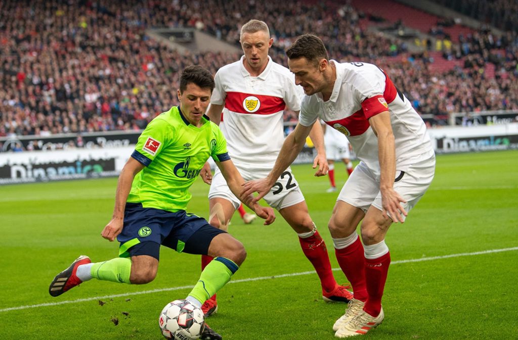 VfB-Kapitän Christian Gentner kann Alessandro Schöpf stoppen.