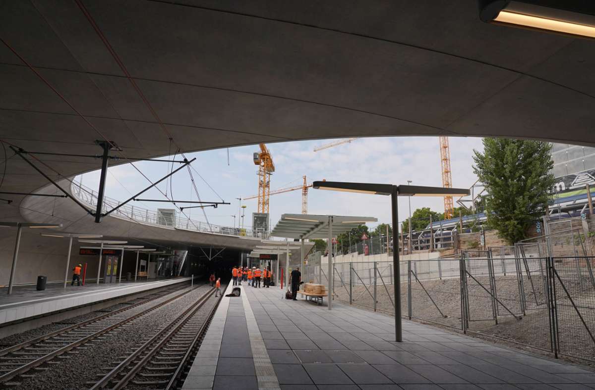 Weil die Richtung Neckar und Filder führenden Bahngleise den SSB-Tunnel in der Tallängslinie schneiden, musste die Haltestelle höher gelegt werden