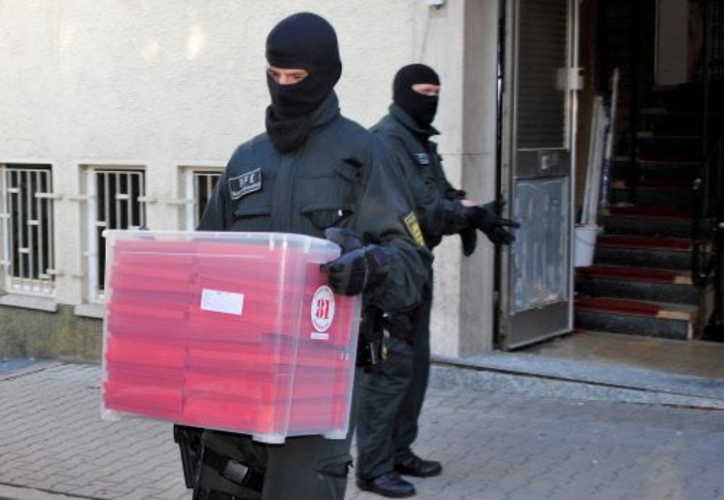 Das baden-württembergische Innenministerium hat zwei Pforzheimer Rockergruppen verboten. Mehr als 400 Polizisten durchsuchten Wohnungen, Gefängniszellen und Vereinsräume von Mitgliedern.