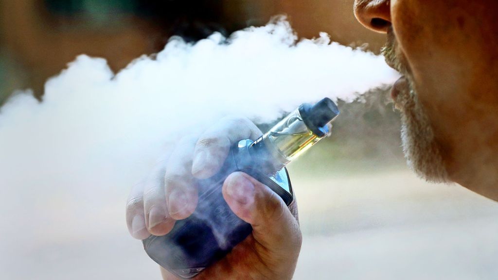  In den USA gibt es einige Todesfälle, die mit dem Dampfen von E-Zigaretten in Verbindung gebracht werden. Die Fälle sind auf die USA begrenzt. Dennoch raten Experten Dampfern auch in Europa, keine selbst gemixten Cocktails zu verwenden. 