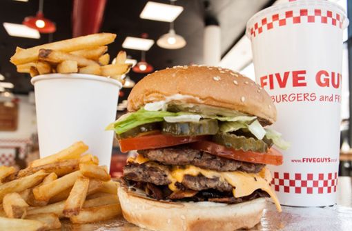 So sollen die Burger-Menüs bei Five Guys aussehen. Der Kette, die jetzt auch Stuttgart erobern will. Foto: Five Guys/Five Guys