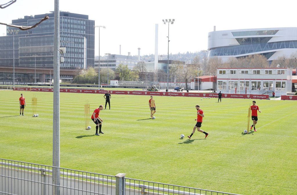 In Fünfergruppen absolvierten die VfB-Profis die erste Einheit nach dem Bundesliga-Shutdown.