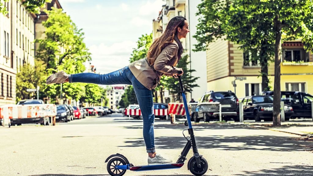  Seit Juni sind E-Scooter in Deutschland zugelassen und fahren durch die Städte. Doch wie klimafreundlich sind die Roller wirklich? Helfen sie bei der Mobilitätswende? Eine Zwischenbilanz. 
