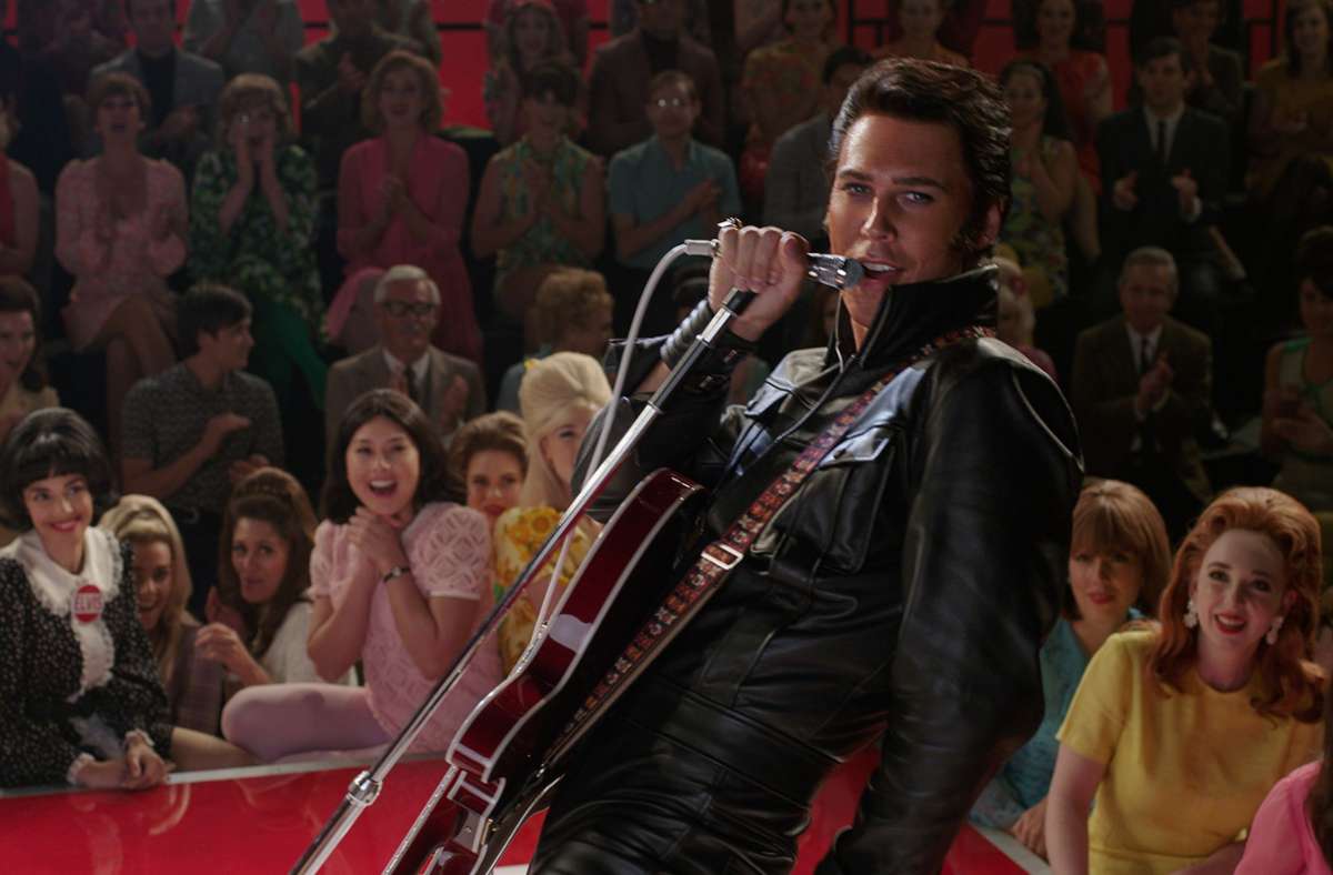Szene mit Austin Butler in der Hauptrolle des King of Rock-’n’-Roll im Film „Elvis“ von Regisseur Baz Luhrman