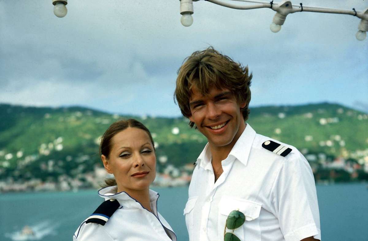 Die Chefhostess Beatrice (Heide Keller) und der Chefsteward Viktor (Sascha Hehn) sorgen bestens für das Wohlergehen der Gäste an Bord.