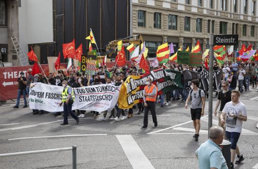 Die Demonstranten ziehen durch die Stuttgarter Innenstadt. Foto: Lichtgut/Julian Rettig