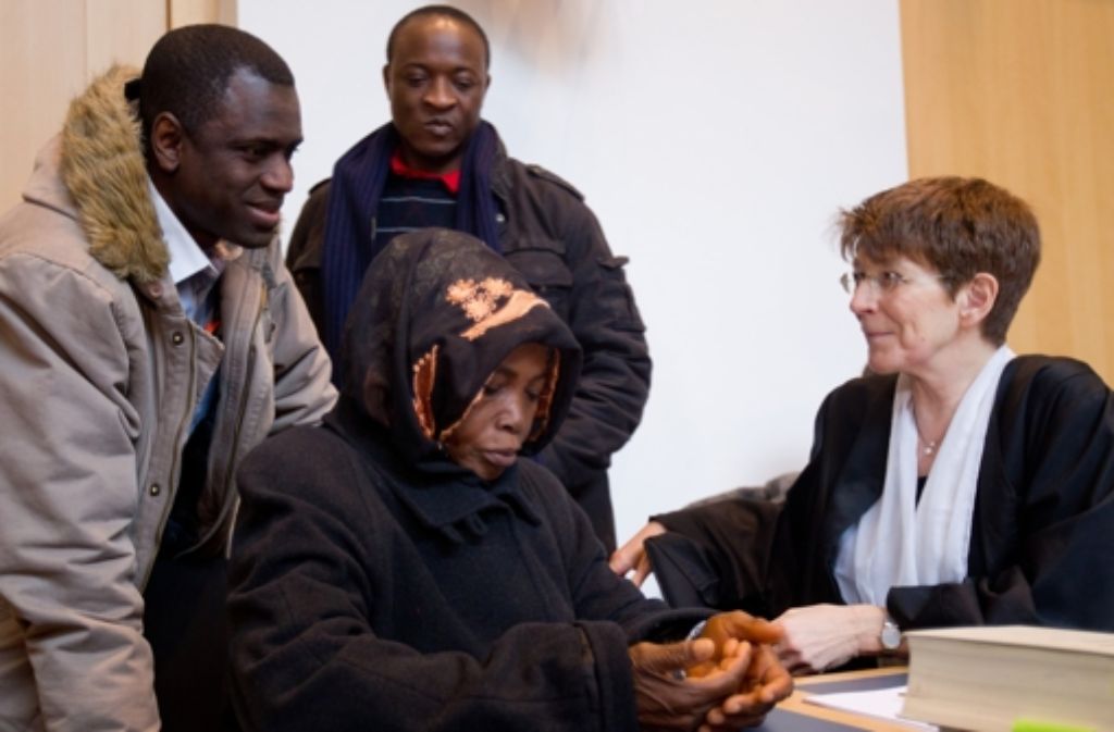 Die gerichtliche Aufarbeitung des Falles zog über mehrere Instanzen. Im Bild: Jallohs Mutter Mariam Djombo Diallo (2.v.l.) nahm 2012 an einem Prozess am Landgericht in Magdeburgteil.