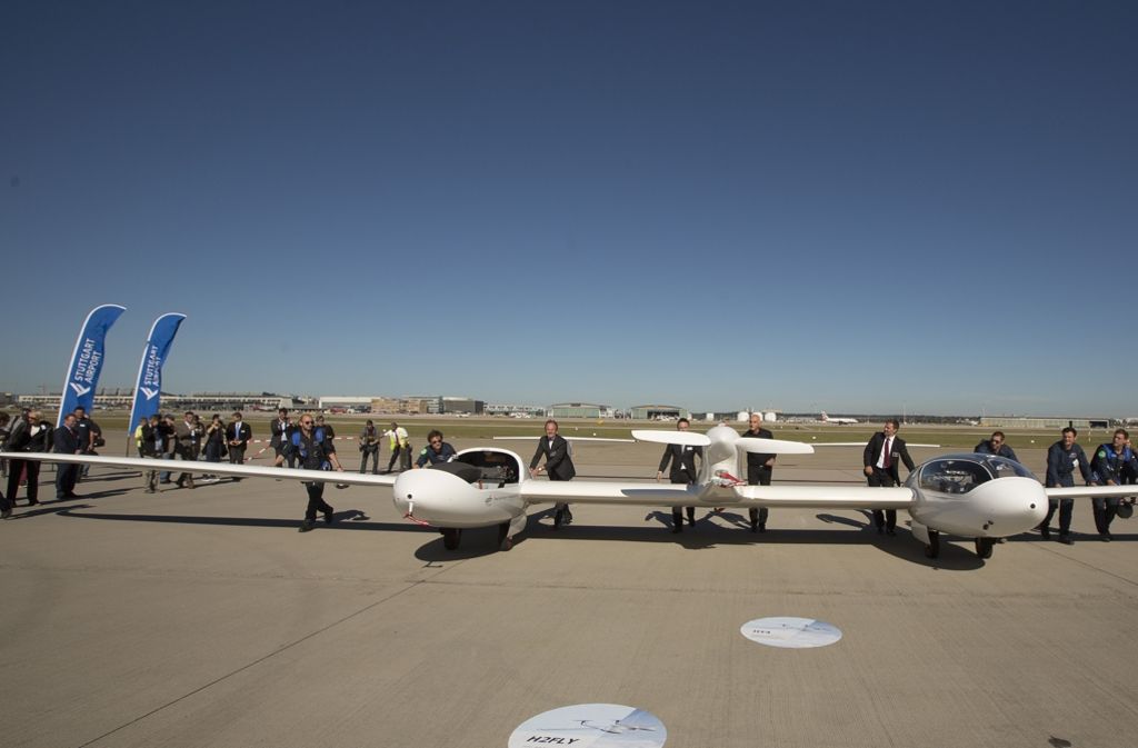 Der futuristische Flieger hat einen Propeller an einem Mittelteil sowie zwei jeweils zweisitzige Kabinen an den Tragflächen etwas links und rechts davon.