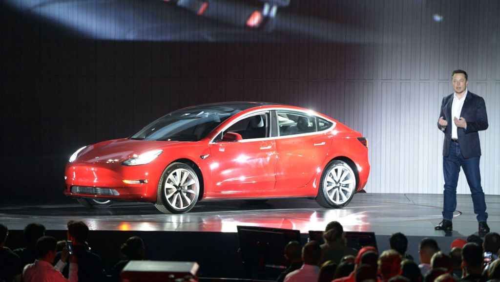 Tesla liefert erste Model 3: Elon Musk feiert Meilenstein mit Rockstar-Show